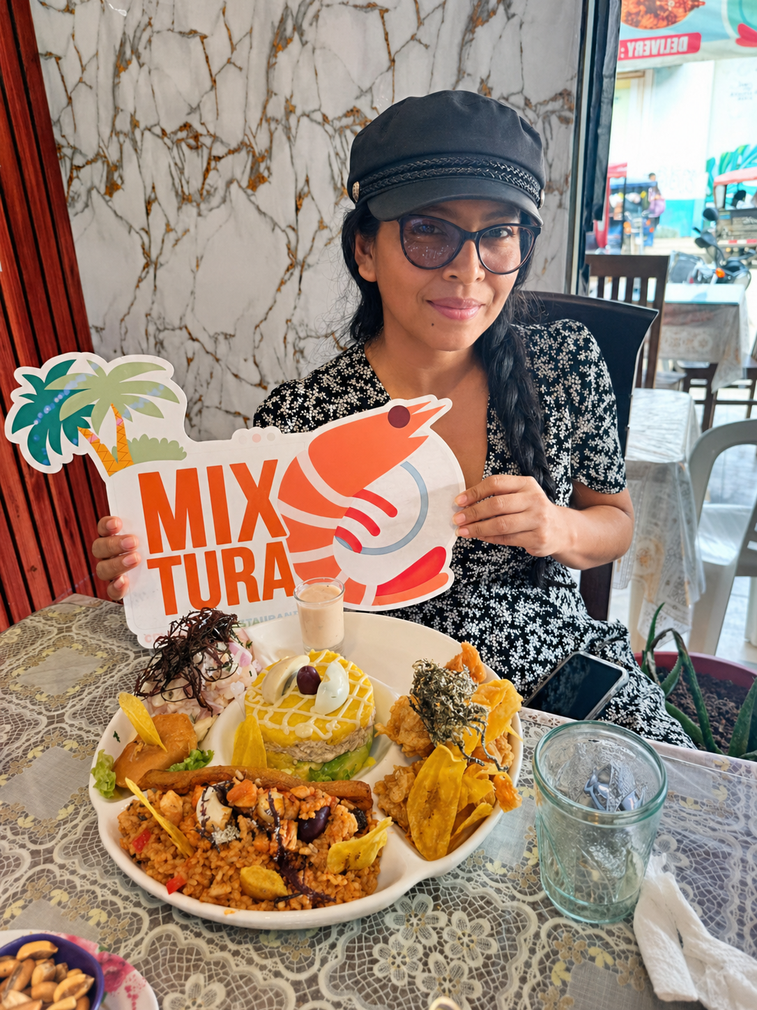 Cliente disfrutando un combo marino Mixtura