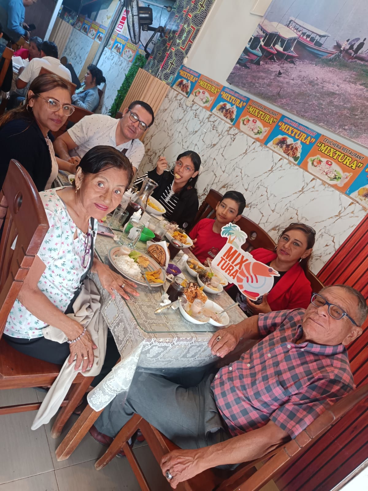Familia compartiendo la mesa en Mixtura