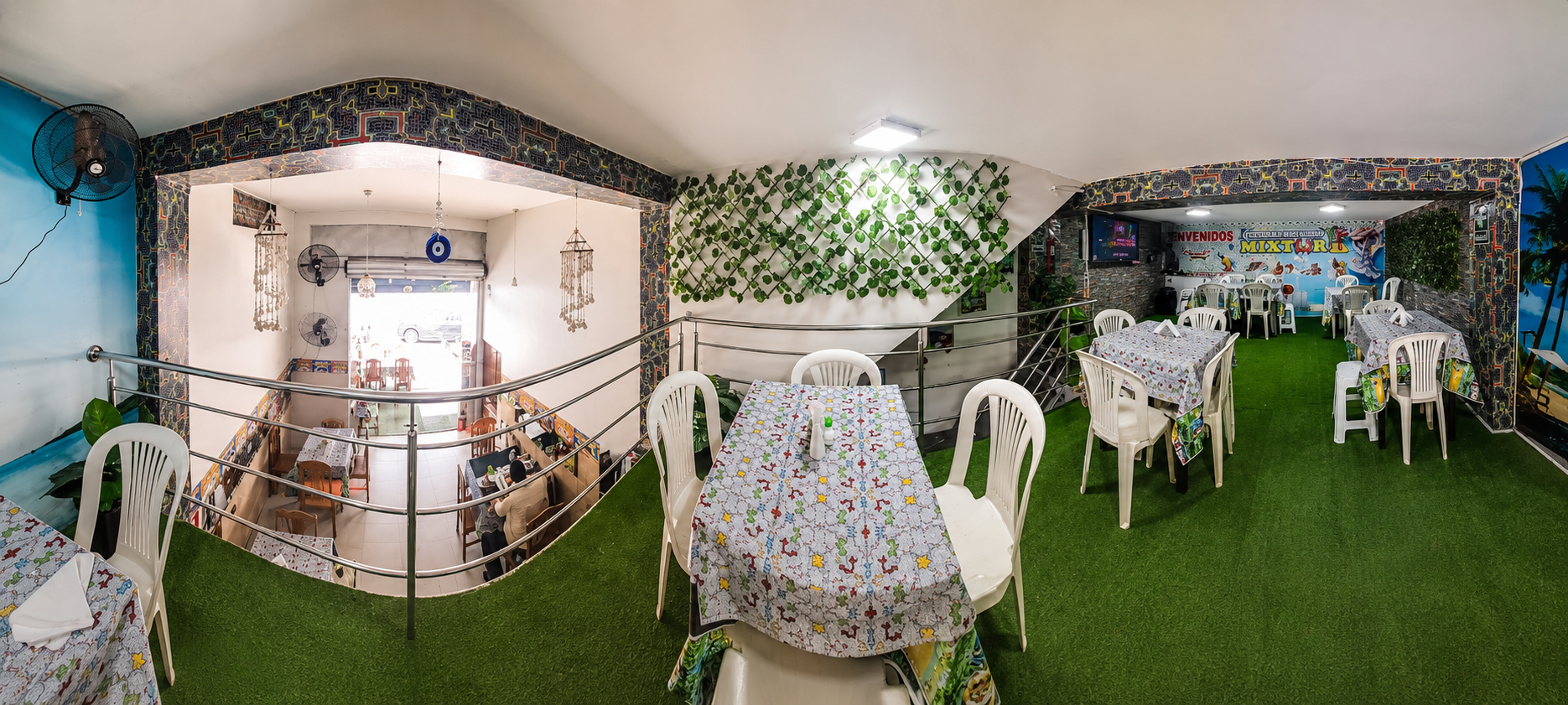 Salón de Mixtura con ambiente amazónico