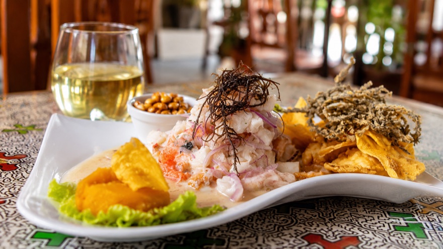 Ceviche mixto y causa de Cevichería Mixtura servidos en mesa, Pucallpa